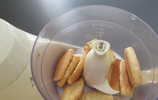 1. Этап. Закусочный чизкейк: 1. Соленые крекеры измельчите в крошку в блендере.