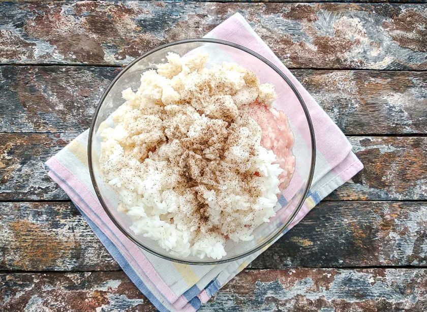 1. Этап. Тефтели как в столовой: Немного посолите и поперчите.