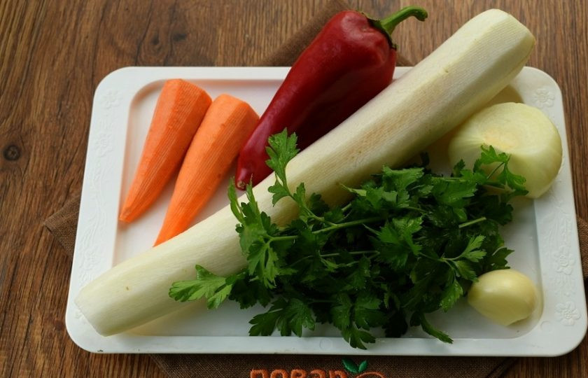 1. Этап. Шалгам блюдо: Овощи и зелень вымойте, очистите.