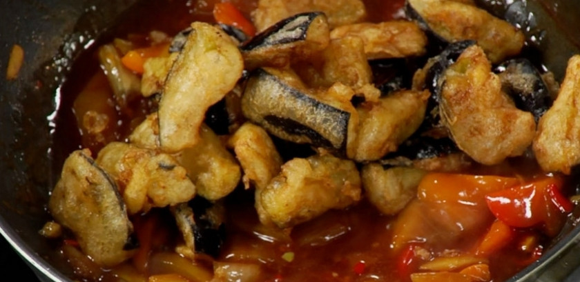 1. Этап. Баклажаны в кисло-сладком соусе по-китайски: 4. Обжаренные баклажаны перекладываем на сковороду к соусу, перемешиваем и жарим еще 5-7 минут. Приятного аппетита!