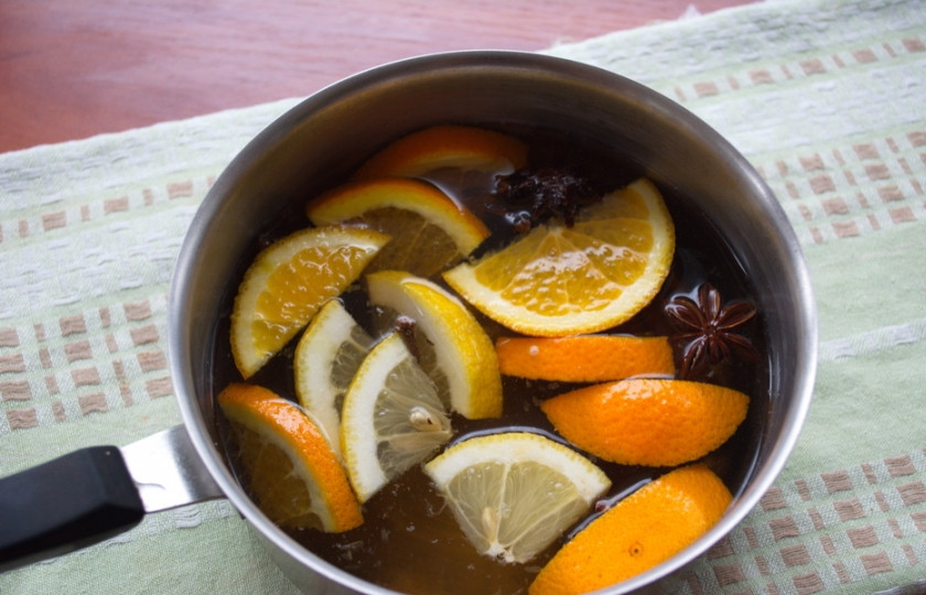 1. Этап. Глинтвейн из белого вина: Половинку апельсина и лимона нарезать на дольки. Добавьте дольки в нагревающийся напиток.