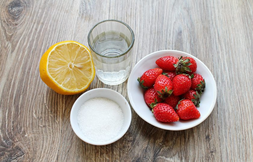 1. Этап. Карамелизированная клубника: Подготовьте все необходимые ингредиенты для приготовления карамелизованной клубники.