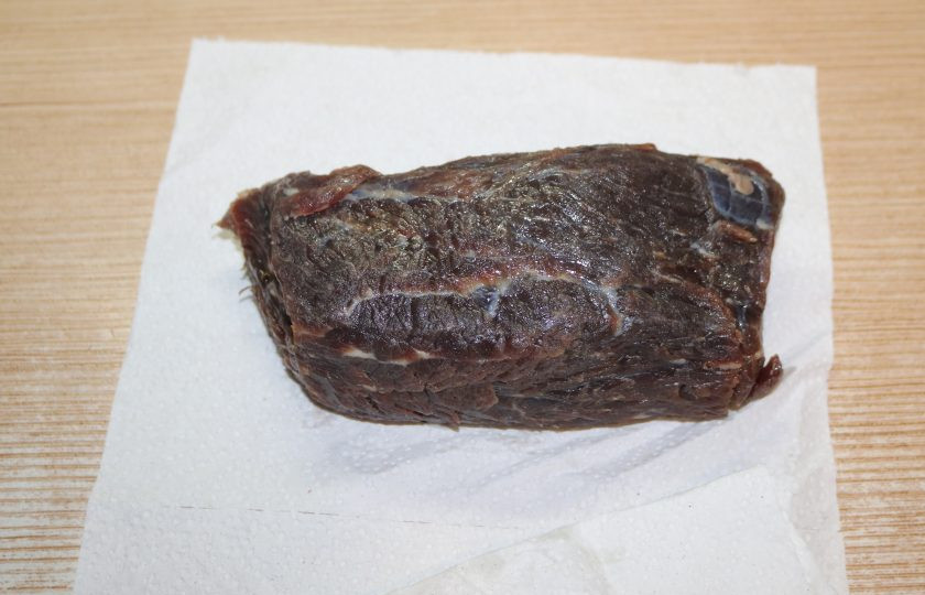 1. Этап. Говядина, маринованная в водке: Спустя 3 дня готовое мясо достаньте из маринада, не ополаскивайте.