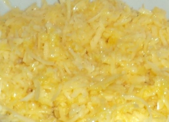 1. Этап. Зразы из фарша: В натертый сыр добавить порезанный чеснок, соль, желток от яйца. Хорошо перемешать.