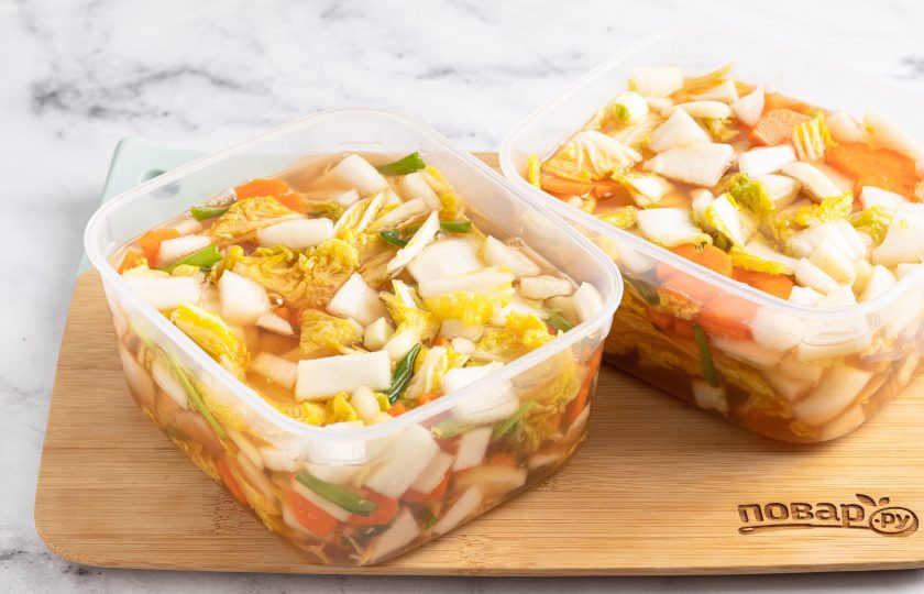 1. Этап. Набак кимчи на воде: Овощную смесь с жидкостью, которую выделил дайкон и китайская капуста, разложите по чистым пищевым контейнерам или банкам. Залейте подготовленным рассолом. Накройте крышками. Оставьте при комнатной температуре на 1 или 2 дня для ферментации. После уберите кимчи в холодильник на хранение.