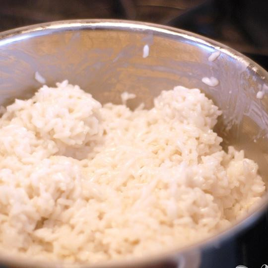 1. Этап. Тайский кокосовый рис: Готовьте примерно 15-20 минут, рис должен впитать всю воду и кокосовое молоко (или почти всю).