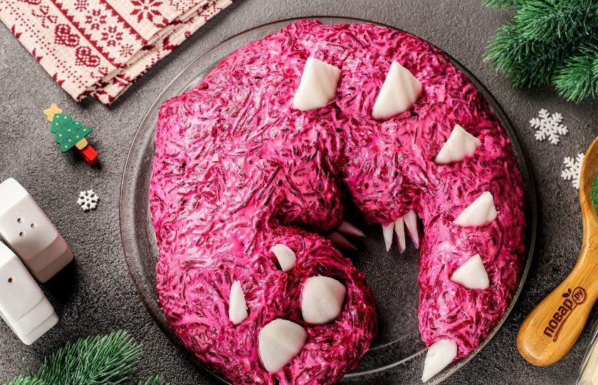 1. Этап. Селедка под шубой на год Дракона: Из твердой части пекинской капусты вырежьте кухонными ножницами треугольники для хребта и овальные заготовки для глаз. Так же из капусты можно вырезать небольшие рожки и коготочки.