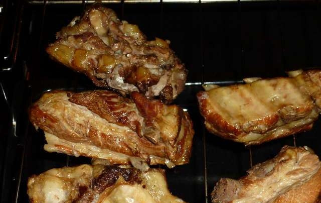 1. Этап. Свиные ребрышки в соевом соусе: Сухие ребрышки выкладываем на решетку и ставим под гриль. Готовим 5-10 минут до образования румяной корочки, а затем выкладываем на тарелочку и подаем к столу. Приятного всем аппетита!