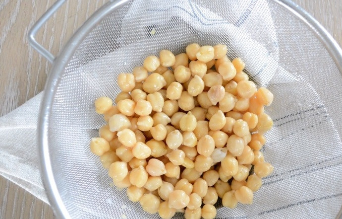 1. Этап. Картофельный салат с соусом Тцатцики: 7. Откройте банку консервированного нута и промойте его под проточной водой.