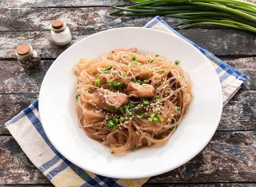 1. Этап. Фунчоза с курицей терияки: Переложите фунчозу с курицей на тарелку, посыпьте кунжутом и мелко нарезанным зеленым луком. Приятного аппетита!