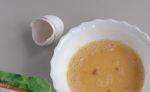 1. Этап. Салат с индейкой: Тем временем выпустите яйца в миску, размешайте венчиком или вилкой.