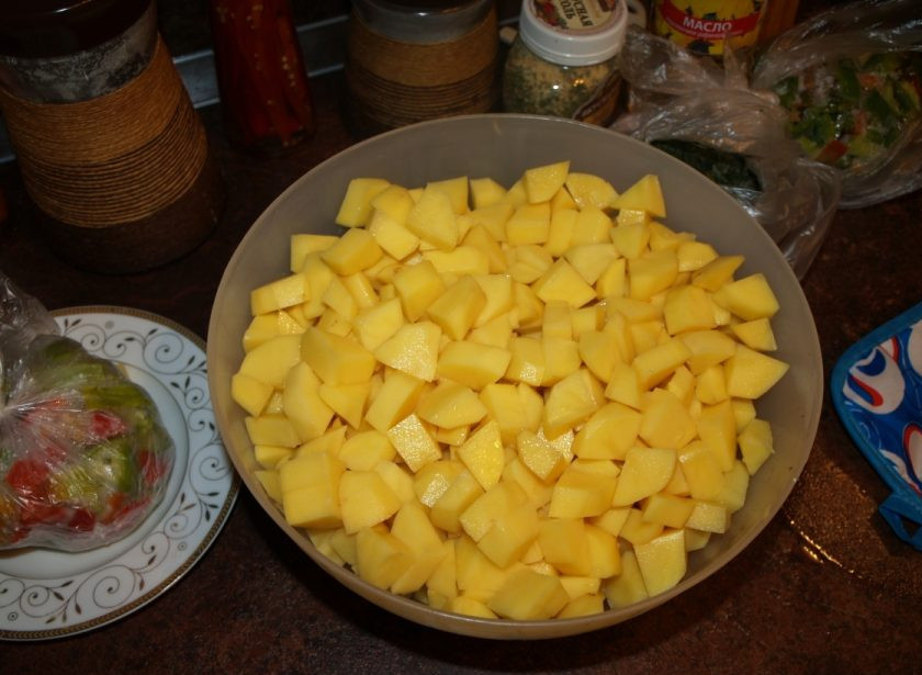 1. Этап. Свинина, тушенная с укропом: 4. Теперь нарезаем картофель кубиками и отправляем к мясу. Немного обжариваем и добавляем болгарский перец, соль и специи.