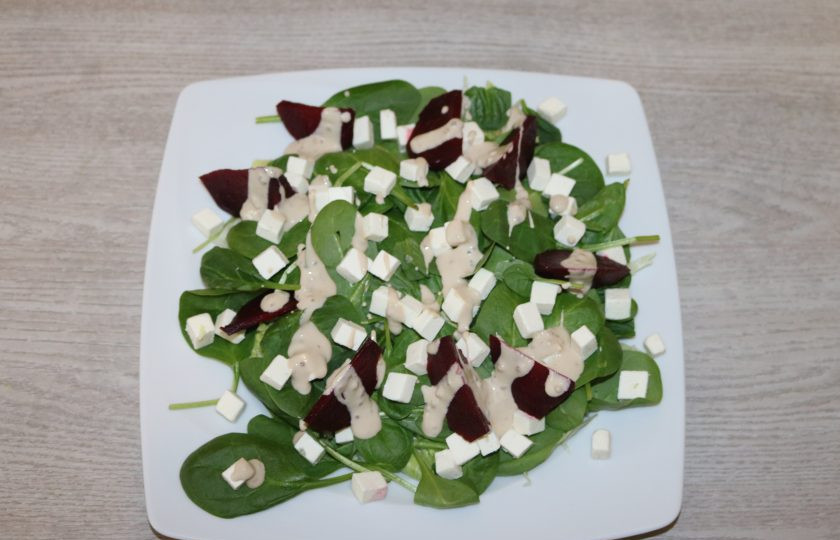 1. Этап. Зелёный салат со свеклой: Полейте салат заправкой.