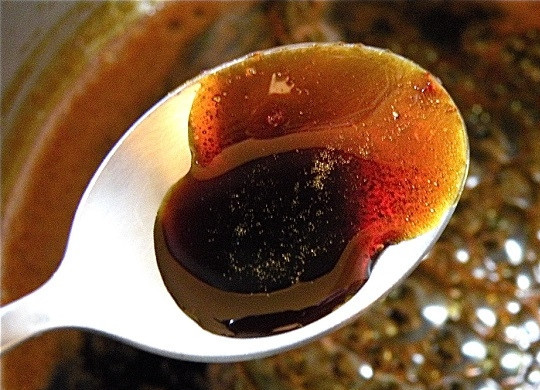 1. Этап. Запеченная утка в духовке: 6. Для приготовления глазури соедините мед, сок апельсина, соевый и чили соус, прогрейте все немного на плите.