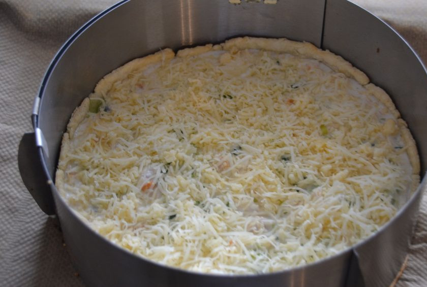 1. Этап. Киш с копченой курицей: Посыпьте сверху оставшейся второй половиной натертого сыра. Выпекайте еще 45 минут при температуре 180 градусов.