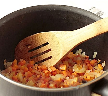 1. Stage. Barley porridge: Fry vegetables in vegetable oil until cooked.