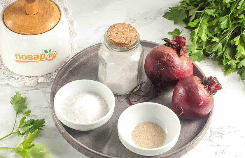 1. Этап. Свекольный квас На все случаи жизни: Подготовьте указанные ингредиенты. Свеклу можно использовать любого сорта, но лучше всего сочную, не кормовую. Очистите ее от кожуры и промойте в воде.