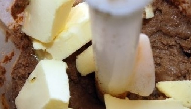 1. Этап. Паштет из куриной печени домашний: Добавьте сливочное масло (10 г оставьте на следующий шаг) и взбейте паштет до пышного состояния.