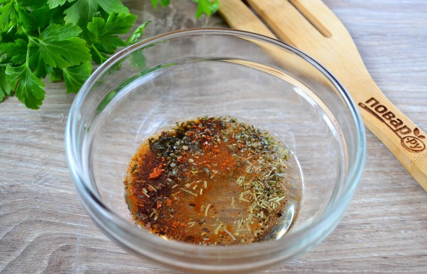 1. Этап. Запеченная свинина с розмарином и чесноком: В глубокой миске смешайте оливковое масло и все специи.