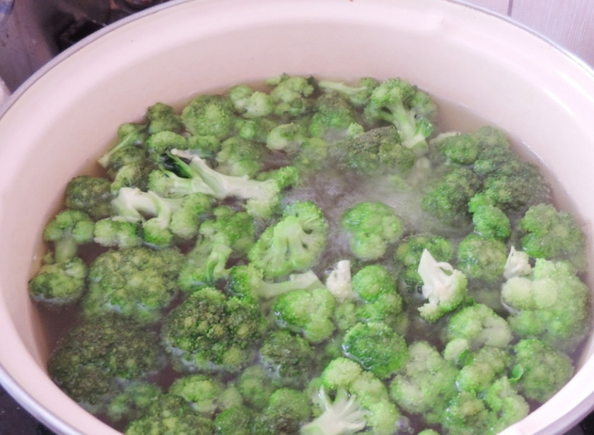 1. Этап. Запеченная брокколи под соусом: 1. Брокколи разбираю на соцветия и промываю под проточной водой. Кастрюлю с водой ставлю на огонь, солю и довожу до кипения, опускаю брокколи, отвариваю её в течение 3-5 минут после закипания.