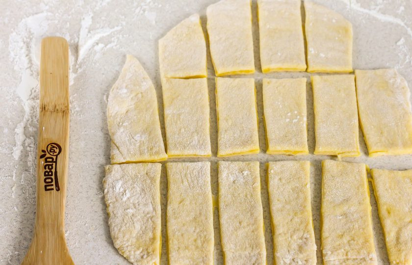 1. Этап. Хворост на коньяке: Затем разделите его на части и каждую из них раскатайте в пласт толщиной не более 0,5 см. Нарежьте пласт по вертикали, а затем по горизонтали, чтобы получились небольшие прямоугольники.