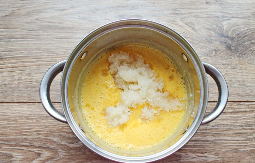 1. Этап. Конфеты с манго: Снимите кастрюлю с огня, дайте немного остыть и выложите набухший желатин. Перемешивайте все до однородной массы.