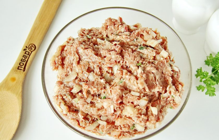 1. Этап. Пельмени из цельнозерновой муки: Фарш соедините с нарезанной мелкими кубиками луковицей и измельченной свежей зеленью. Добавьте немного холодной воды или бульона для сочности, посолите и поперчите по вкусу. Тщательно перемешайте.