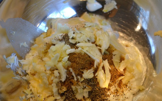 1. Этап. Маринад для курицы со сметаной: Добавляем чеснок и специи по вкусу. Можно добавить смесь специй для курицы или какие-то еще любимые вами специи.