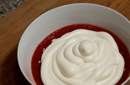 1. Этап. Шаурма из баранины: 5. Смешиваем майонез и кетчуп, по желанию можно добавить в соус чеснок (в нашей семье очень любят такой соус, он придает большей пикантности мясу и блюду в целом).