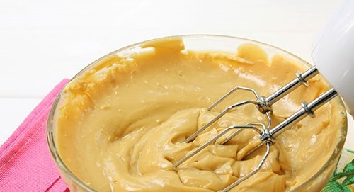 1. Этап. Торт Сникерс с безе: 13. Добавьте сгущенку, продолжая взбивать.