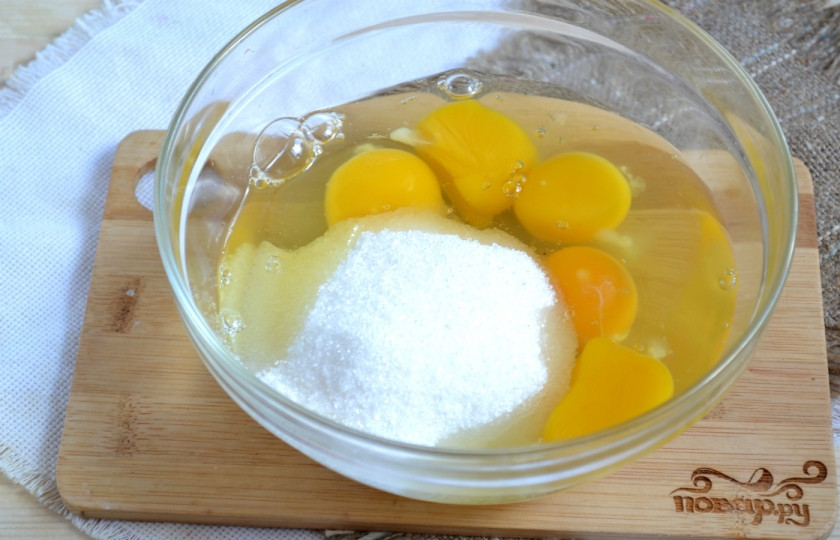 1. Этап. Вкусное бисквитное тесто: Яйца взбейте с сахаром миксером на средней мощности примерно 10-12 минут.