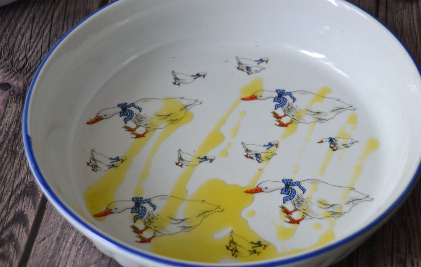 1. Этап. Польпетте: Налейте в форму для запекания растительное (оливковое) масло.