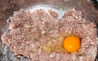 1. Этап. Фарш из телятины: Смешайте фарш с мякотью хлеба и одним яйцом.