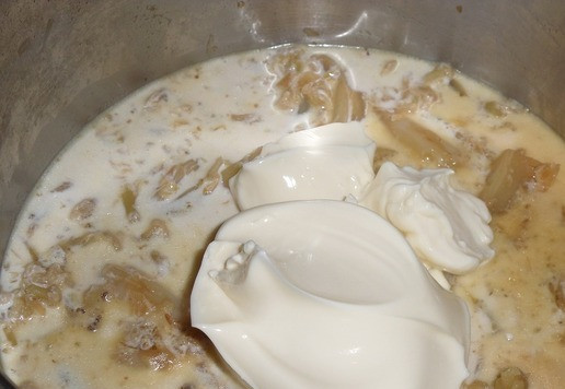 1. Этап. Суп-пюре из цветной капусты: Через указанное время добавляем в кастрюлю плавленный сливочный сыр, сливки и соль.