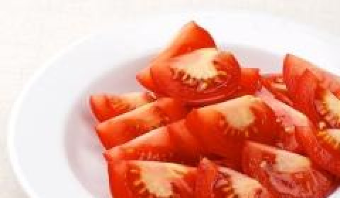 1. Этап. Салат из помидоров: Помидоры вымыть и нарезать так, как вам больше нравится - но не слишком мелко.