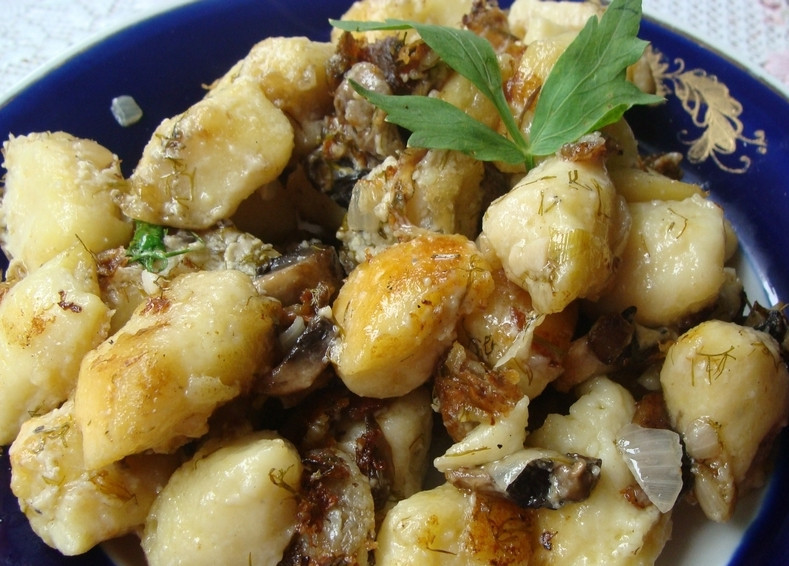 1. Этап. Ленивые картофельные вареники с грибами: В отдельную кастрюльку влейте чистую питьевую воду, доведите её до кипения. Бросьте в нее вареники, посолите. Когда они закипят, уменьшите огонь и варите их до тех пор, пока варенички не всплывут на поверхность. Грибы вымойте, порежьте и обжарьте на растительном масле с нашинкованным репчатым луком. Добавьте обжаренные грибы к готовым вареникам. Подавайте ленивые картофельные вареники с маслицем и сметанкой.