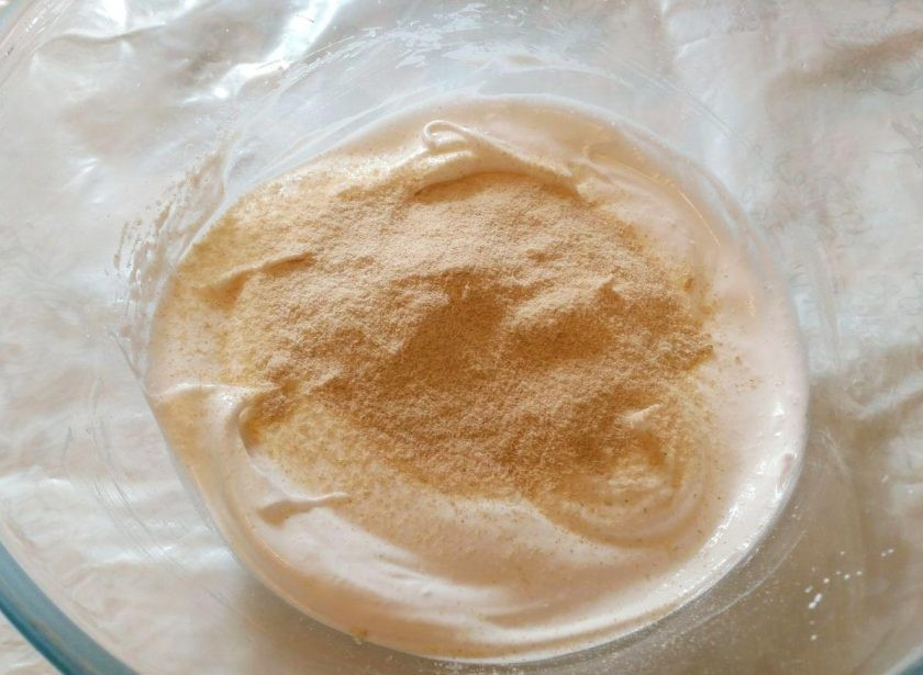 1. Этап. Печенье-безе с овсяным толокном: Частями введите овсяное толокно, просеивая его и аккуратно перемешивая массу ложкой или лопаткой снизу вверх.