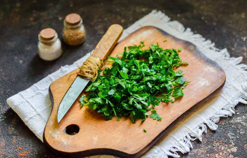 1. Этап. Картофельный суп с гречкой: Зелень сполосните и нарежьте как можно мельче.