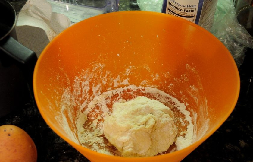 1. Этап. Овощи, тушенные в сметане: Картофельное пюре смешиваем с мукой и получаем однородное тесто. Из него скатаем небольшие шарики.