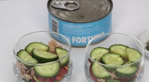 1. Этап. Коктейльный салат с тунцом: Далее слой нарезанных огурчиков.