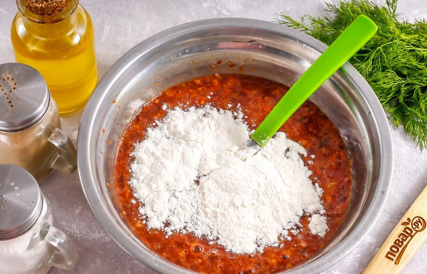 1. Этап. Печеночные оладьи с картофелем: Всыпьте пшеничную муку и еще раз все вымешайте. Оставьте фарш на 15 минут для отдыха. Он не должен быть густым! Его консистенция должна быть такой же, как тесто для оладий.