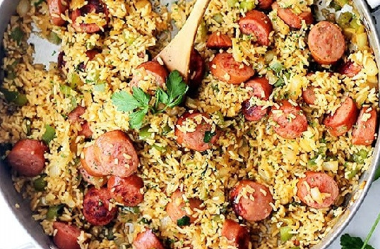 1. Этап. Рис с сосиской: 5. Через минуту снимите с огня и подавайте к столу, присыпав зеленью. Приятного аппетита!