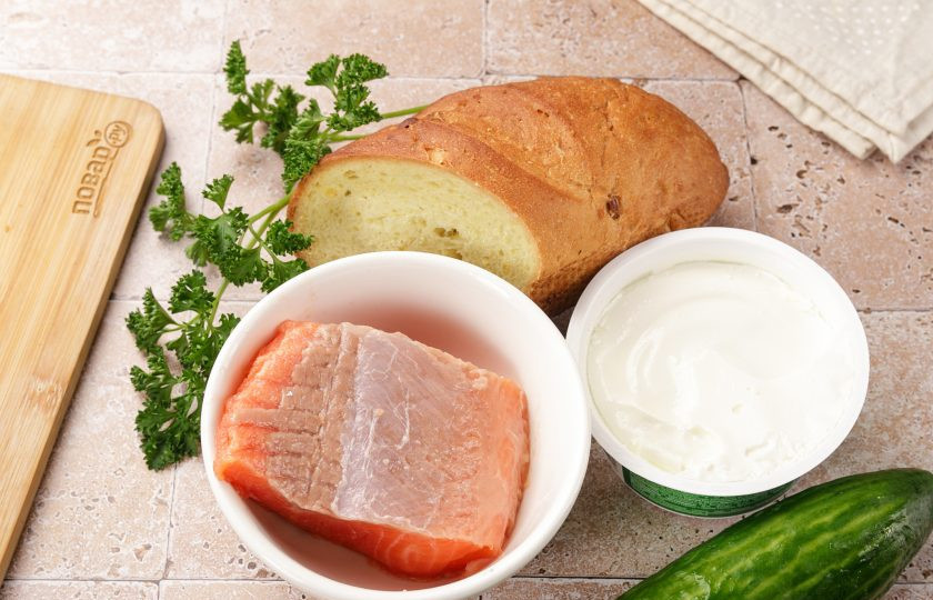 1. Этап. Бутерброды к пиву на скорую руку: Подготовьте все необходимые ингредиенты. Если сыра под рукой не оказалось, а времени бегать по магазинам нет, возьмите мягкое сливочное масло. Огурцы и зелень по желанию, но так получается вкуснее.