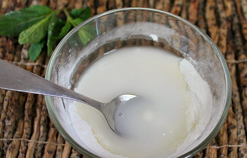 1. Этап. Кисель из замороженных ягод: Соединяем сахар с крахмалом и добавляем воду. Все хорошо перемешиваем.