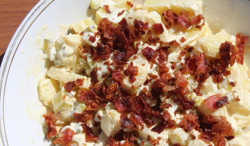 1. Этап. Картофельный салат: Бекон раскрошить и добавить в салат. Перемешать. Накрыть пленкой и убрать салат в холодильник.