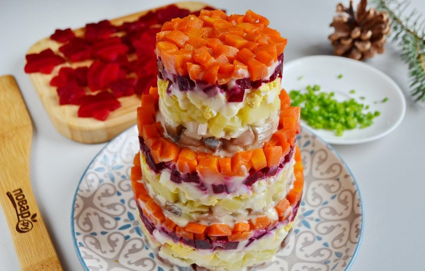 1. Этап. Салат-торт Селедка под шубой: Снимите кольца осторожно.