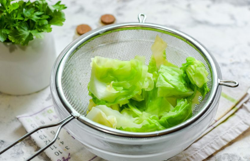 1. Этап. Форшмак из капусты: Откиньте капусту на сито, дайте стечь лишней жидкости.