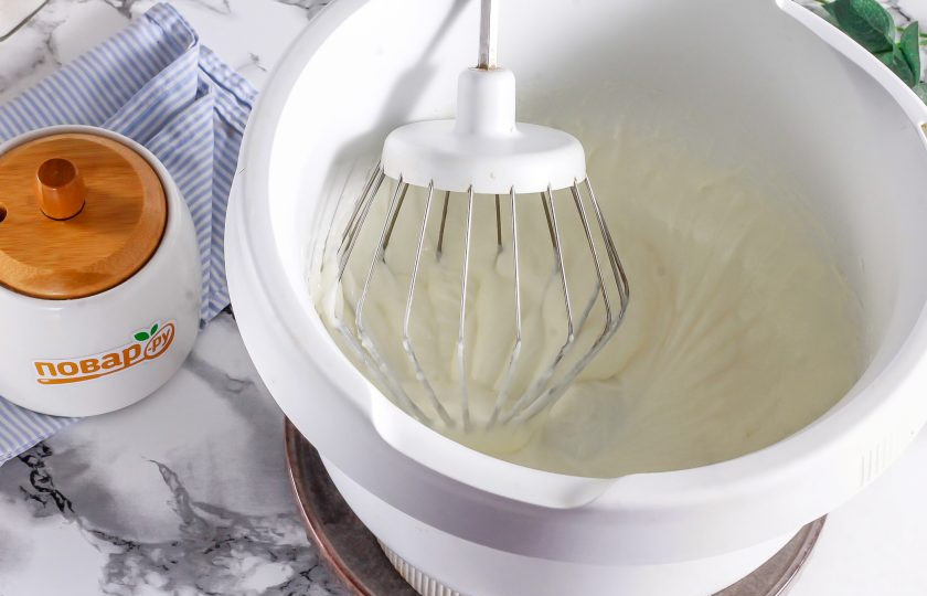 1. Этап. Десерт Панчо в стакане: Затем выложите сметану или сливки жирностью более 30% в чашу кухонного комбайна или миксера. Всыпьте сахар и взбейте все примерно 3-4 минуты.