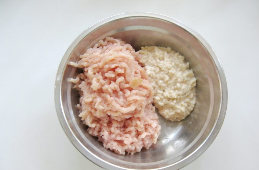 1. Этап. Куриные зразы с морковью и сыром: Белый хлеб, булку или батон замочите в холодной воде, через 10 минут отожмите и тоже пропустите через мясорубку.