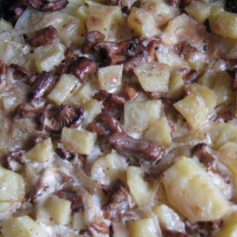 Лисички, запеченные под сыром